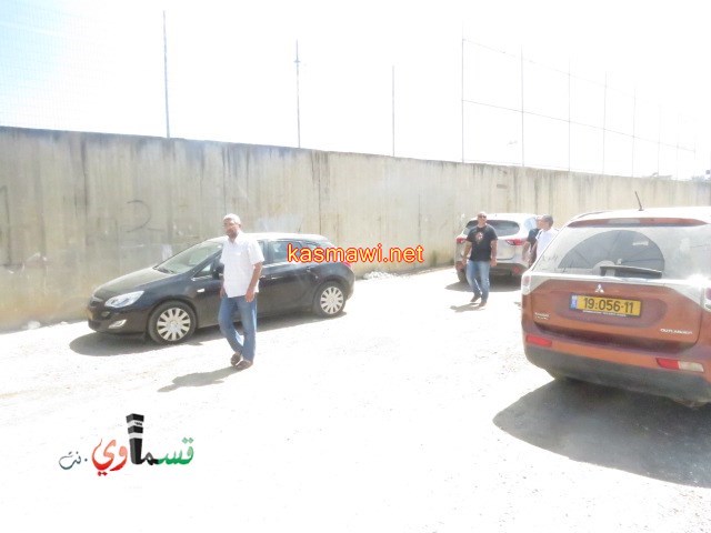كفرقاسم : وعد .. فصدق القول والعمل ..  نحن هنا ونحن لها   المقاولون في زيارة ما قبل البدء باعمال الترميم في المعلب الشرقي السنتيتي